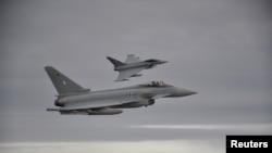 Ilustrasi - Dua jet Eurofighter Jerman mensimulasikan intersepsi sebuah pesawat di atas laut Baltik 1 November 2018. (REUTERS/Sabine Siebold)