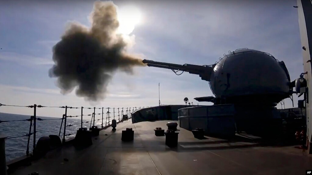 俄罗斯国防部新闻局公布的视频截图显示一艘俄罗斯军舰在黑海演习期间开炮射击。(2022年2月18日)(photo:VOA)