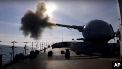 Một khẩu pháo trên chiến hạm Nga khai hỏa trong một cuộc tập trận hải quân ở Biển Đen, 18/2/2022. (Dịch vụ Báo chí Bộ Quốc phòng Nga qua AP)