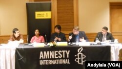 Direktur Riset Amnesty Internasional untuk Asia Tenggara, Ruppert Abbot (sedang berbicara) mendesak pemerintahan Jokowi, mencabut UU tentang Penistaan Agama di Jakarta, 21 November 2014 (Foto: VOA/Andylala)