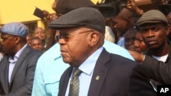 Etienne Tshisekedi salue ses partisans à l'aéroport de Kinshasa, en RDC, 27 juillet 2016.