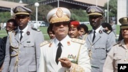 Le chef d'Etat libyen, le colonel Mouammar Kadhafi (au centre), arrive à Dakar pour une visite officielle de trois jours au Sénégal, le 3 décembre 1985.