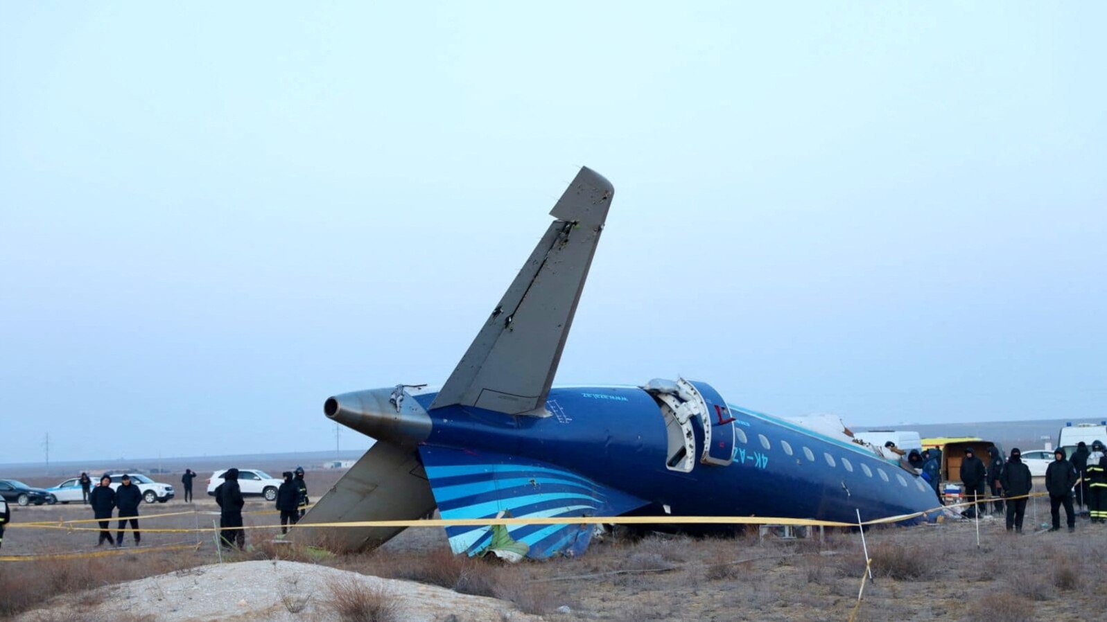 Bagian dari pesawat Azerbaijan Airlines yang tersisa di lokasi jatuhnya pesawat tersebut di dekat Kota Aktau, Kazakhstan, pada 25 Desember 2024. (Foto: Administration of Mangystau region/Handout via Reuters)