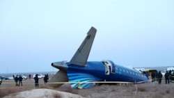 Bagian dari pesawat Azerbaijan Airlines yang tersisa di lokasi jatuhnya pesawat tersebut di dekat Kota Aktau, Kazakhstan, pada 25 Desember 2024. (Foto: Administration of Mangystau region/Handout via Reuters)