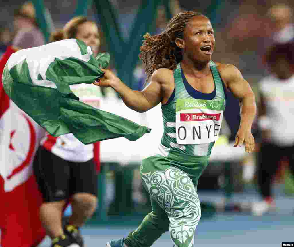 La Nigériane Lauritta Onye sourit après avoir remporté la médaille d'or en lancer de poids à Rio de Janeiro, Brésil, le 11 septembre 2016.