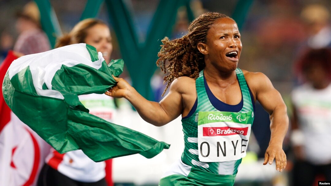 Atlet tolak peluru dari Nigeria Lauritta Onye tersenyum setelah meraih medali emas dalam Paralimpiade di Rio de Janeiro, Brazil (11/9). (Reuters/Carlos Garcia Rawlins)