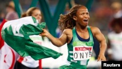 Atlet tolak peluru dari Nigeria Lauritta Onye tersenyum setelah meraih medali emas dalam Paralimpiade di Rio de Janeiro, Brazil (11/9). (Reuters/Carlos Garcia Rawlins)