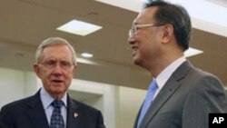 美国参议院多数党领袖里德（左）在北京外交部受到中国外长杨洁篪的欢迎。