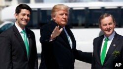 Presiden Donald Trump, tengah, PM Irlandia Enda Kenny (kanan), dan Ketua DPR AS Paul Ryan berpose setelah acara makan siang bertema “Sahabat-Sahabat Irlandia” di gedung Capitol, Washington DC, Kamis, 16 Maret 2017. (foto: AP Photo/Evan Vucci)