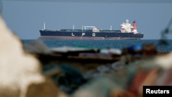 یک تانکر گاز که در انتظار برای بهبود وضعیت و عبور از تنگه هرمز در آب‌های خلیج فارس لنگر انداخته است.