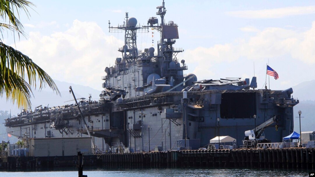 Tàu tấn công đổ bộ USS Peleliu neo đậu tại Vịnh Subic trong tỉnh Zambales, tây bắc Philippines, ngày 13/10/2014.