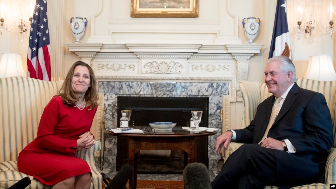 Menteri Luar Negeri AS Rex Tillerson bertemu Menteri Luar Negeri Kanada Chrystia Freeland (8/2) di Washington. (AP/Andrew Harnik)