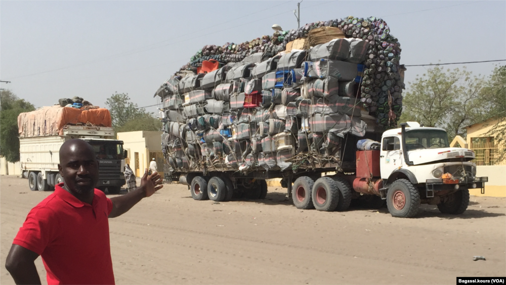 Notre reporter Bagassi Koura montrant un camion surchargé, gareé au centre de Bol, Tchad, 1er avril 2016, (Photo voa Bagassi Koura)