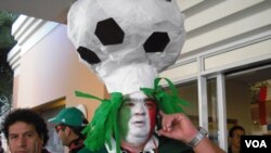 Yon fanatik Meksiken ki degize pou gwo fèt foutbòl la, vandredi 11 jen 2010