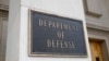 ARCHIVO - Una fotografía muestra un letrero del Departamento de Defensa en el edificio del Pentágono, en Arlington, Virginia, en las afueras de Washington, el 19 de abril de 2019.