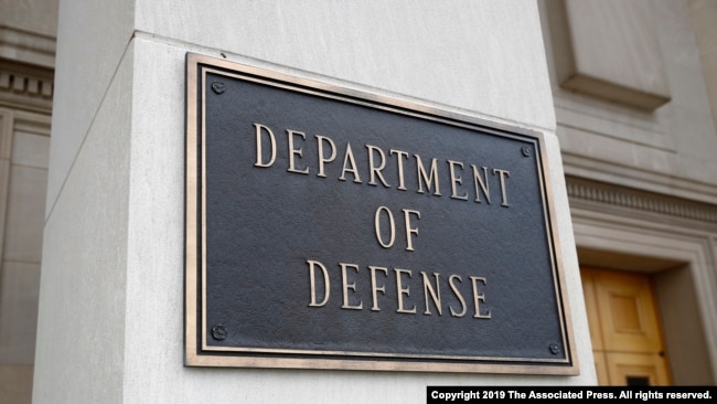 资料照片：五角大楼的一处入口的“美国国防部”标牌。(2019年4月19日)