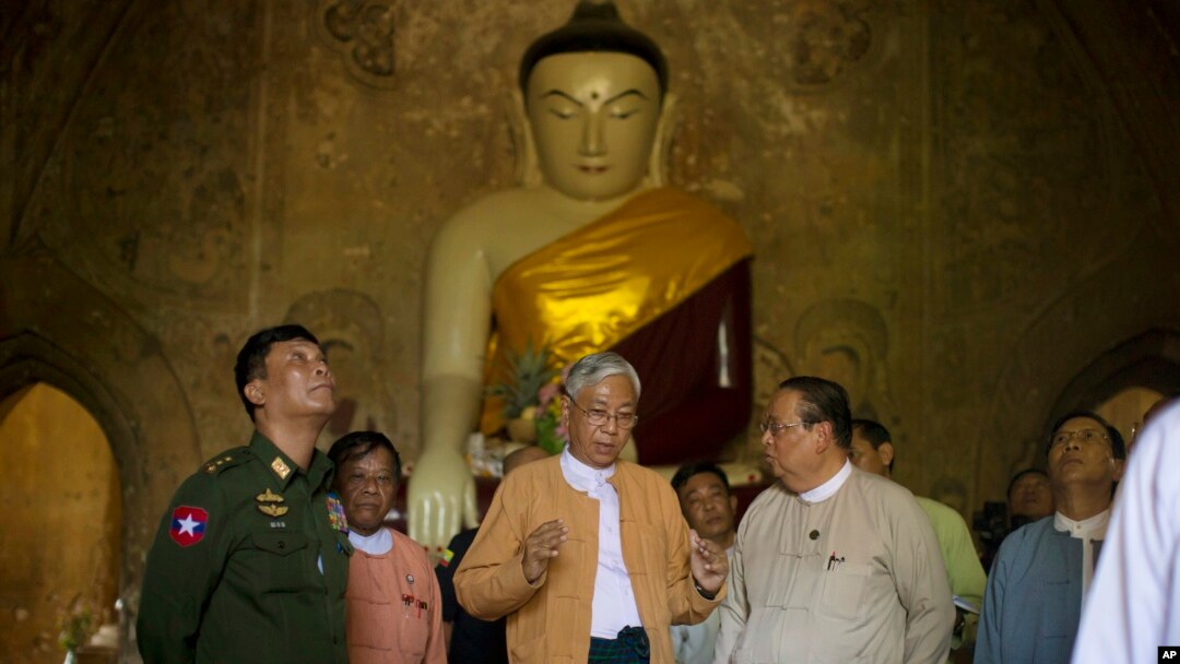 Tổng thống Myanmar (giữa) tại chùa Gu Byaukgyi bị trận động đất làm hư hại ở Bagan, Myanmar, ngày 25/8/2016.