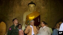 Myanmar President Htin Kyaw (C) inspects the earthquake-hit Gu Byaukgyi Pagoda in Bagan, Aug. 25, 2016.