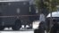 在约旦河西岸城市阿里埃勒一名巴勒斯坦人的尸体躺在一辆军队救护车的旁边，以色列警方说他刺伤了两名以色列保安。 （2015年12月24日）