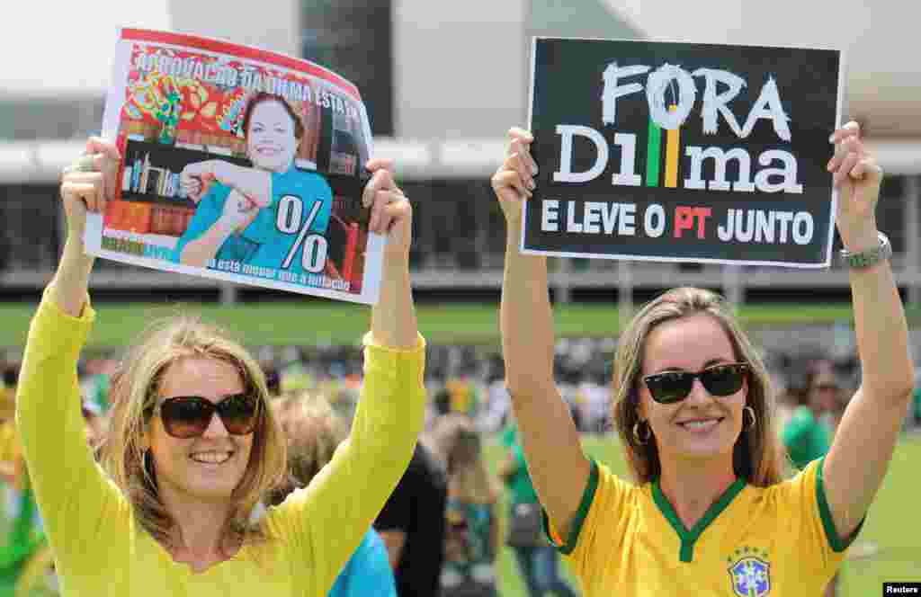 Protestos em frente ao palácio do planalto, sede do governo brasileiro.