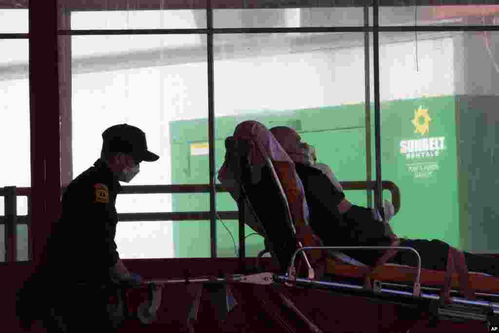 Los médicos de emergencia transportan a un paciente al Centro Hospitalario Elmhurst el sábado 4 de abril de 2020, en el distrito de Queens de Nueva York.&nbsp;