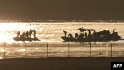 Equipos de rescate trabajan en las aguas del río Potomac después de que un avión de pasajeros que se aproximaba al Aeropuerto Nacional Reagan se estrellara en el río tras colisionar con un helicóptero del ejército de EEUU, cerca de Washington, el 30 de enero de 2025. 