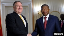 Menteri Luar Negeri AS Mike Pompeo (kiri) bersama Presiden Angola Joao Lourenco di Luanda, Senin (17/2).