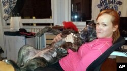 Elli Frank bersama Tanya, seekor anjing pit bull berusia 8 tahun yang dibuang ketika masih kecil di tempat penampungan hewan di kota New York.