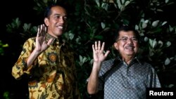 Pasangan Presiden dan Wapres terpilih Joko Widodo (kiri) dan Jusuf Kalla saat memberikan keterangan pers terkait keputusan MK di Jakarta, Kamis malam (21/8).