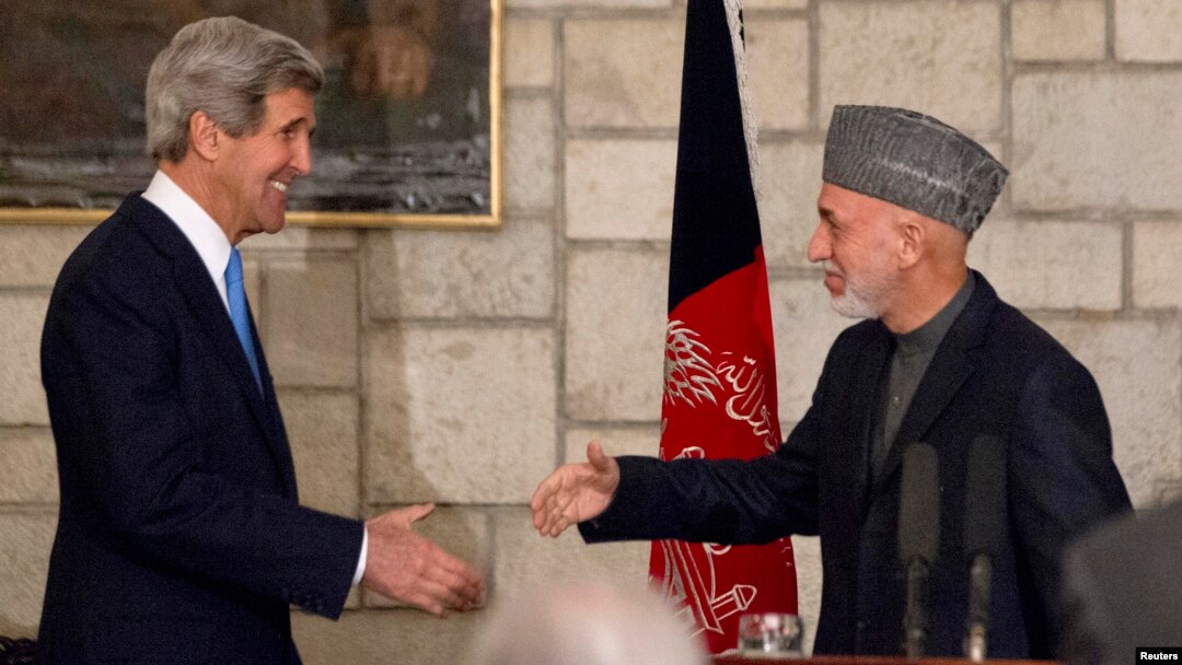 Menteri Luar Negeri Amerika John Kerry (kiri) dan Presiden Afghanistan Hamid Karzai saat konferensi pers bersama di Kabul, Senin (25/3). 