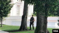 Agentes de seguridad de la Casa Blanca custodian la zona. 