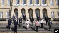 Grupa fotografija ministara finansija zemalja članica G7, zvaničnika EU i Svetske banke na samitu u Londonu (Foto:Henry Nicholls via AP)