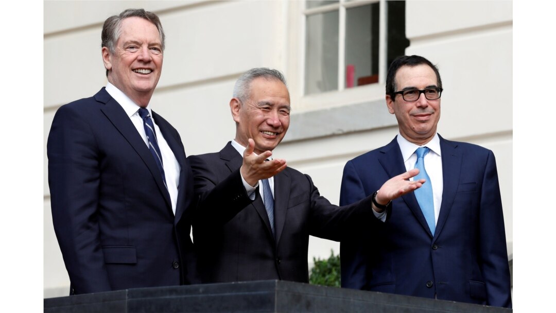 Wakil PM China, Liu He bersama Utusan Perdagangan AS Robert Lighthizer (kiri) dan Menteri Keuangan AS, Steve Mnuchin di Washington, D.C., 10 Oktober 2019. (Foto: dok).