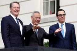 Wakil PM China, Liu He bersama Utusan Perdagangan AS Robert Lighthizer (kiri) dan Menteri Keuangan AS, Steve Mnuchin di Washington, D.C., 10 Oktober 2019. (Foto: dok).