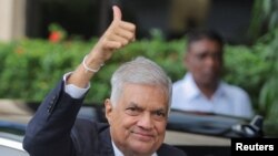 Presiden Ranil Wickremesinghe memberi isyarat setibanya di Komisi Pemilihan Umum di Rajagiriya untuk menyerahkan berkas pencalonannya dalam pemilihan presiden mendatang, yang dijadwalkan pada 21 September, di Kolombo, Sri Lanka, 15 Agustus 2024. (Dinuka Liyanawatte/REUTERS)