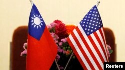 Прапори Тайваню і США перед зустріччю у Тайпеї, 27 березня 2018. REUTERS/Tyrone Siu
