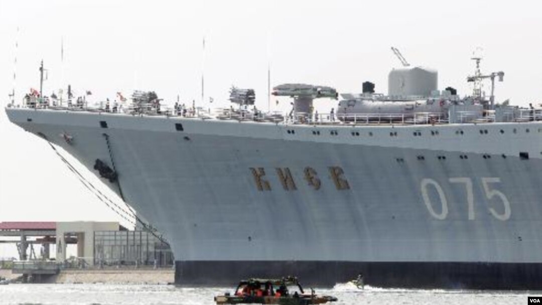 Kapal induk 'Kiev' Soviet kini menjadi bagian pertahanan militer Tiongkok, dan sedang menjalani uji coba di laut (foto: dok).