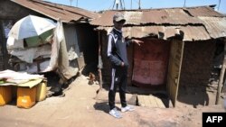 L'artiste kenyan Octopizzo dans un bidonville de Nairobi, au Kenya, le 16 janvier 2018.