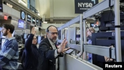 뉴욕 증시의 NYSE 아메리칸(AMEX) 객장에서 업무 중인 선물·옵션 트레이더들.