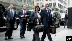 مایک پنس معاون رئیس جمهوری منتخب و همسرش به سوی برج ترامپ در نیویورک می روند. ۵ دسامبر 