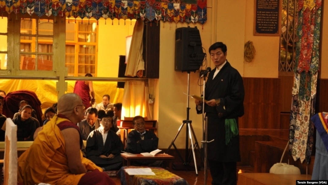 Sikyong Lobsang Sangay, pemimpin Tibet di pengasingan memberikan keterangan di biara Tsuglakhang di Dharamsala, India (foto: dok). 