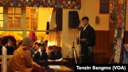 Sikyong Lobsang Sangay, pemimpin Tibet di pengasingan memberikan keterangan di biara Tsuglakhang di Dharamsala, India (foto: dok). 