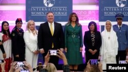 La primera dama de EE. UU., Melania Trump, y el secretario de Estado, Mike Pompeo, posan con los galardonados durante la celebración internacional de Mujeres de Coraje (IWOC) en el Departamento de Estado en Washington.