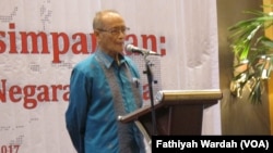 Pendiri Maarif Institute yang juga mantan ketua PP Muhammadiyah Ahmad Syafi’i Maarif
dalam lokakarya bertema “Negara Kebangsaan versus Negara Agama” di Jakarta hari Sabtu (8/4). (VOA/Fathiyah Wardah)