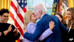 Jill i Joe Biden nakon potpisivanja Inicijative za istraživanje o zdravlju žena. (Foto: AP/Andrew Harnik)