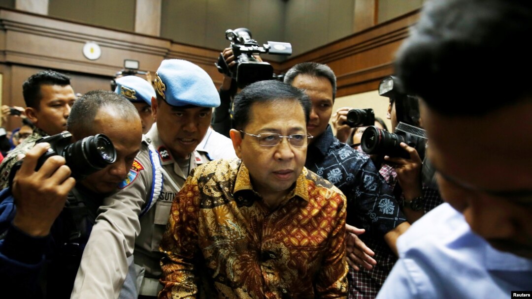 Petugas kepolisian mengawal mantan Ketua DPR Setya Novanto (tengah) yang menghadiri pembacaan putusan kasus korupsi KTP elektronik di Jakarta, 24 April 2018.