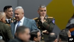 El general Vladimir Padrino López, ministro de defensa de Venezuela, a la derecha, participa en el acto de proclamación del presidente Nicolás Maduro como ganador de la elección del 28 de julio, en la sede del CNE, en Caracas, el 29 de julio de 2024.