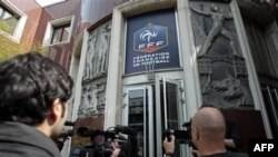 Журналисты у входа в здание Федерации футбола Франции