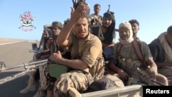 دیمەنی ساتی هێرشێکی چەکدارانی حکومەتی یەمەن بە هاوپەیمانیی سعودیە لە ڕۆژی 5ـی دەی 2026 بۆ سەر حوسییەکان لە پارێزگای تایز.