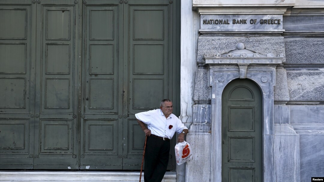 Seorang pensiunan menunggu di luar kantor cabang National Bank yang tutup di Athena (29/6). (Reuters/Alkis Konstantinidis)